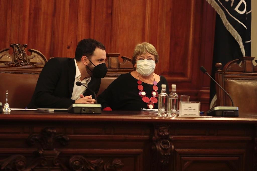 <p>Bachelet se reunió con Elisa Loncon y Jaime Bassa previo a su exposición ante la comisión de Formas de Estado. Foto: Agencia Uno </p>