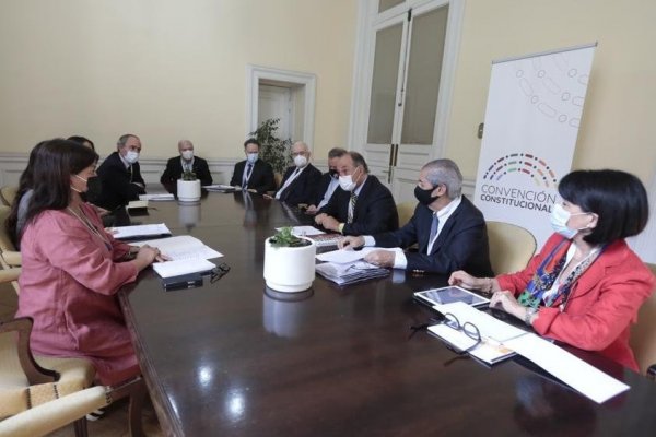 <p>Los presidentes de rama acompañaron a Sutil en la reunión con Elisa Loncon. Foto: Agencia Uno </p>