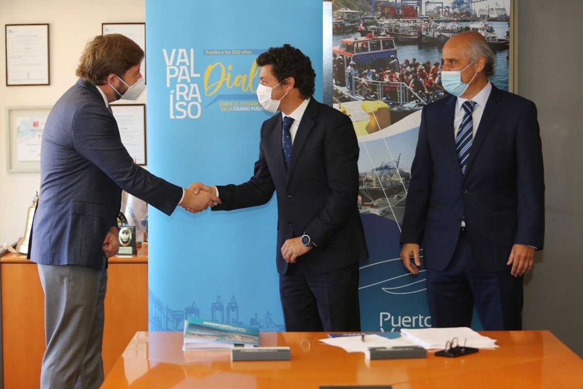 <p>Puerto de Valparaíso y Agunsa oficializan contrato para operar Terminal 2 por próximos cuatro años</p>