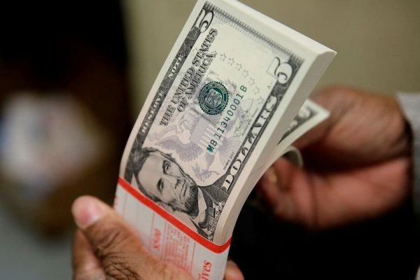 <p>Dólar cierra con alza de casi $10 influido por baja en el cobre y la inestabilidad de los mercados globales</p>