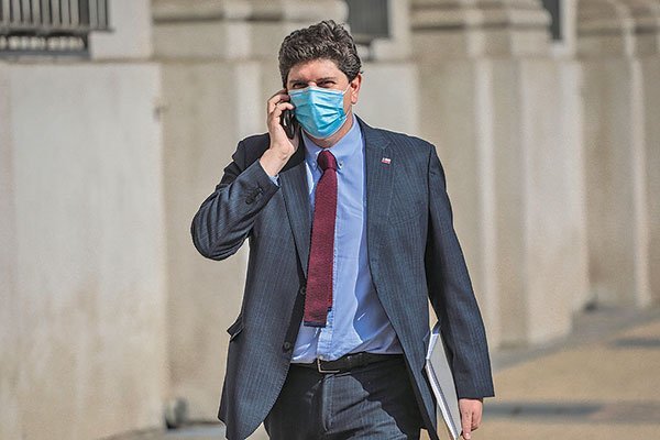 <p>El ministro de Hacienda, Rodrigo Cerda, ha sido parte de las conversaciones. Foto: Agencia Uno </p>