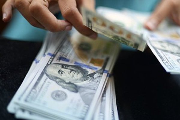 Dólar acelera avance y se acerca a $820 por caída del cobre a pesar de la depreciación de global de la divisa