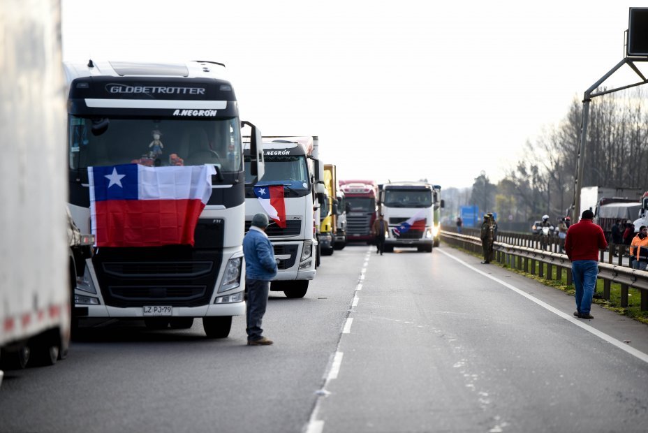 <p>Protestas de camioneros por muerte de conductor en el norte se extendieron por rutas clave del país</p>