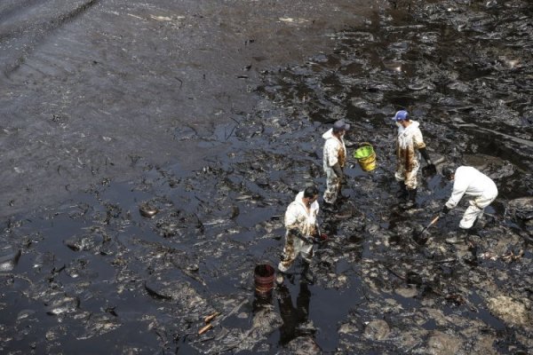 Repsol define costo inicial de limpieza y remediación por derrame de crudo en Perú