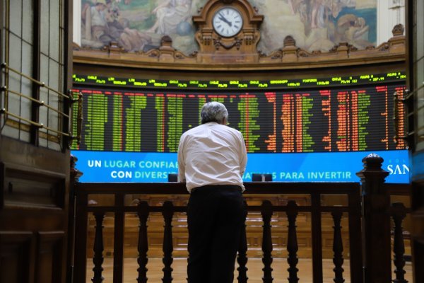 <p>IPSA se aleja de los 5.000 puntos por quinto retiro y bolsas mundiales suben pese a postura de la Fed</p>