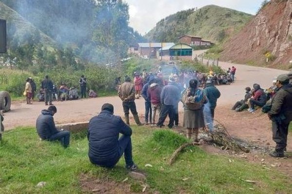 Comunidades peruanas vuelven a bloquear vía a mina de cobre Las Bambas