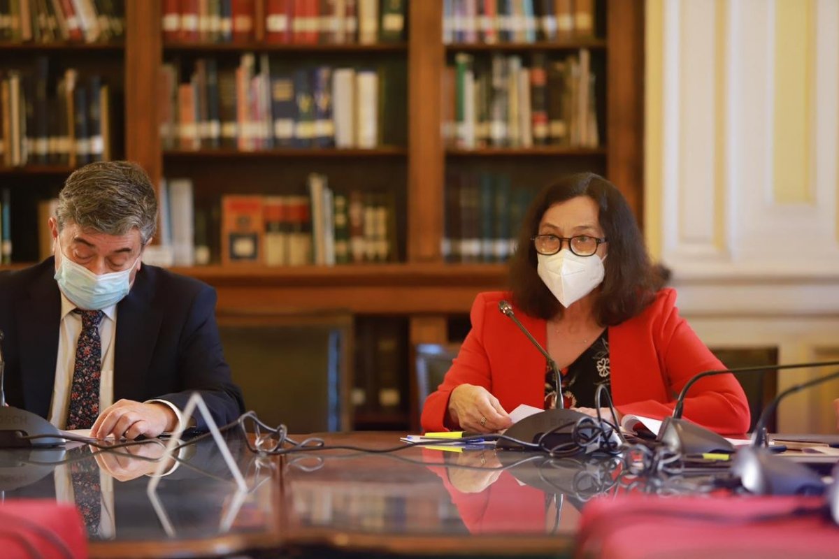 <p>En la biblioteca del Senado del exCongreso en Santiago, el consejo del Banco Central presentó ayer el IPoM. Foto: Julio Castro</p>