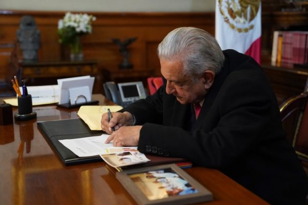 Presidente de México firma ley para proteger al litio en caso de que no se apruebe la reforma eléctrica