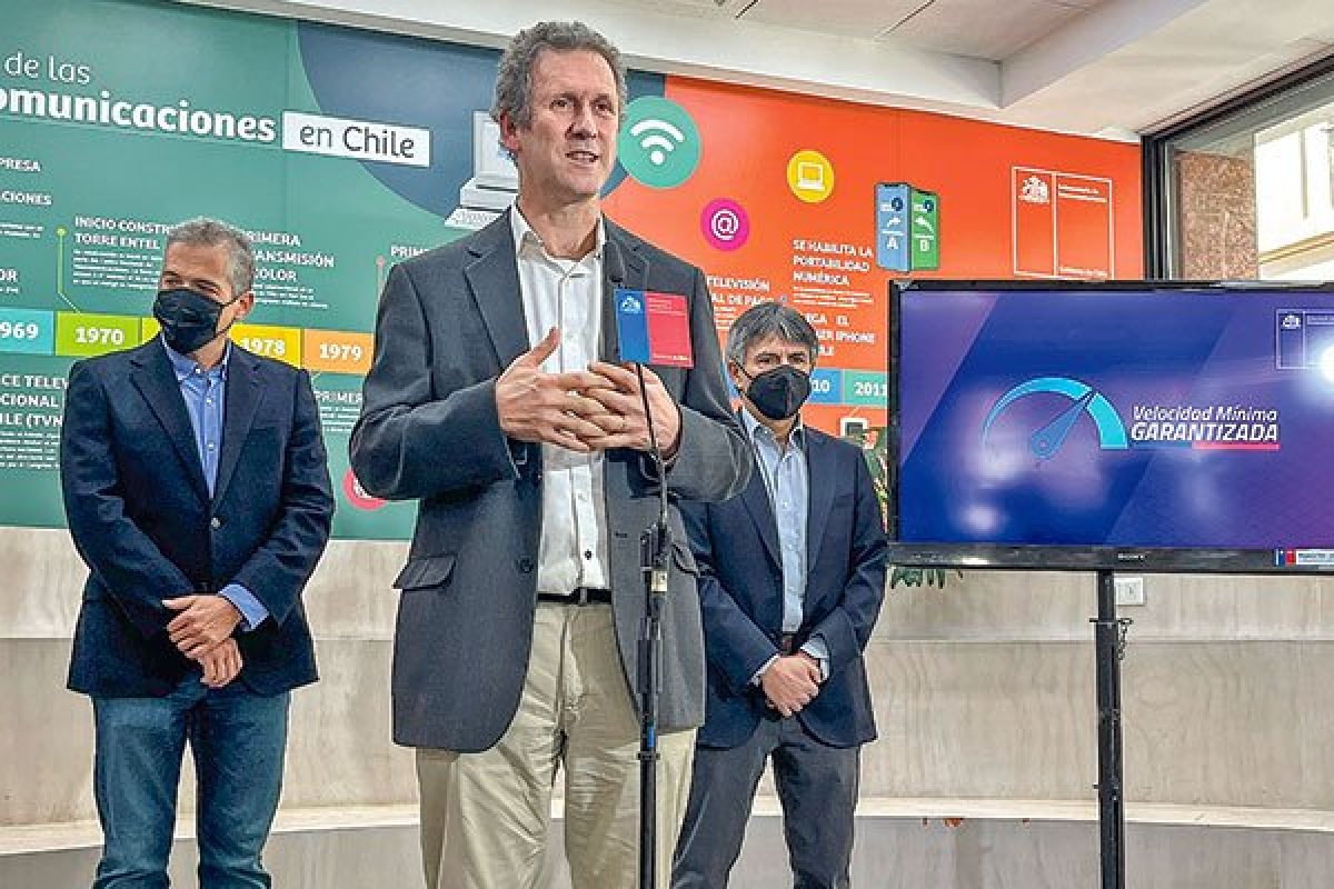 <p>El presidente de Chile Telcos, Alfie Ulloa; el ministro de Transportes, Juan Carlos Muñoz, y el subsecretario de Subtel, Claudio Araya.</p>