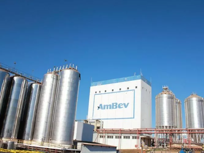 Brasileña Ambev mejora volúmenes de ventas a pesar de la volatilidad en la industria