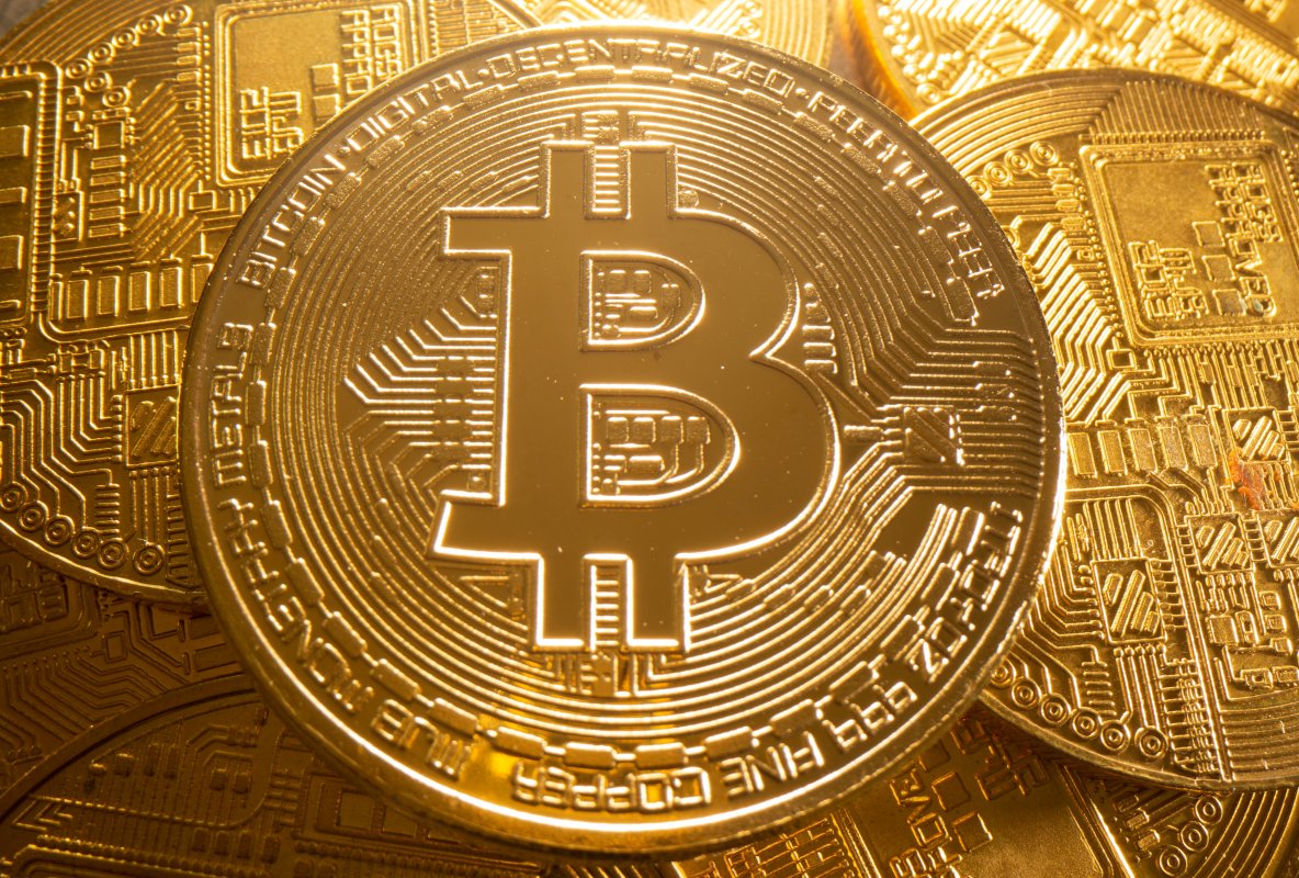 <p>El bitcoin cae a niveles de julio de 2021 en medio de huida global de inversiones más riesgosas</p>