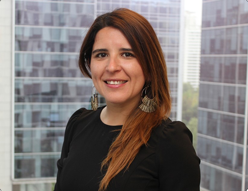 <p>Mujeres perciben una valoración limitada en trabajo en modalidad híbrida, según especialista de Deloitte Chile</p>