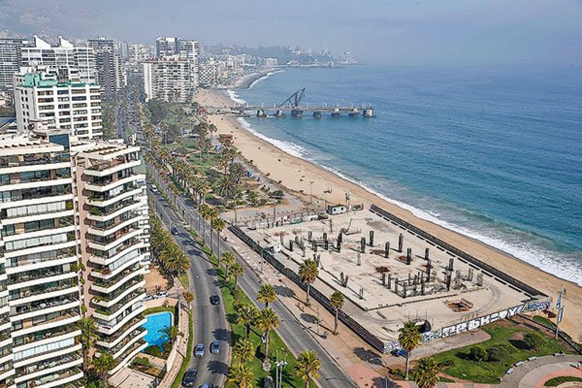 <p>El hotel se proyecta en los terrenos del ex Sanatorio Marítimo San Juan de Dios de Viña del Mar, en la esquina de avenida San Martín y 15 Norte. Foto: Rodrigo Garrido</p>