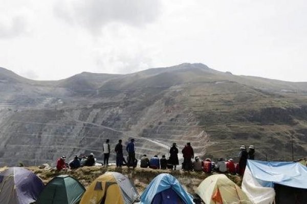 Minera peruana Las Bambas advierte que paralización podría afectar empleos y trabajadores inician huelga de hambre