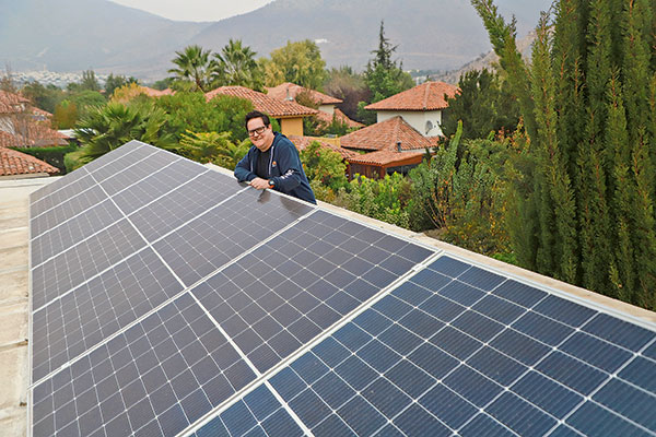 El creciente interés en instalar techos solares, una solución para reducir  emisiones y bajar la cuenta de luz | Diario Financiero