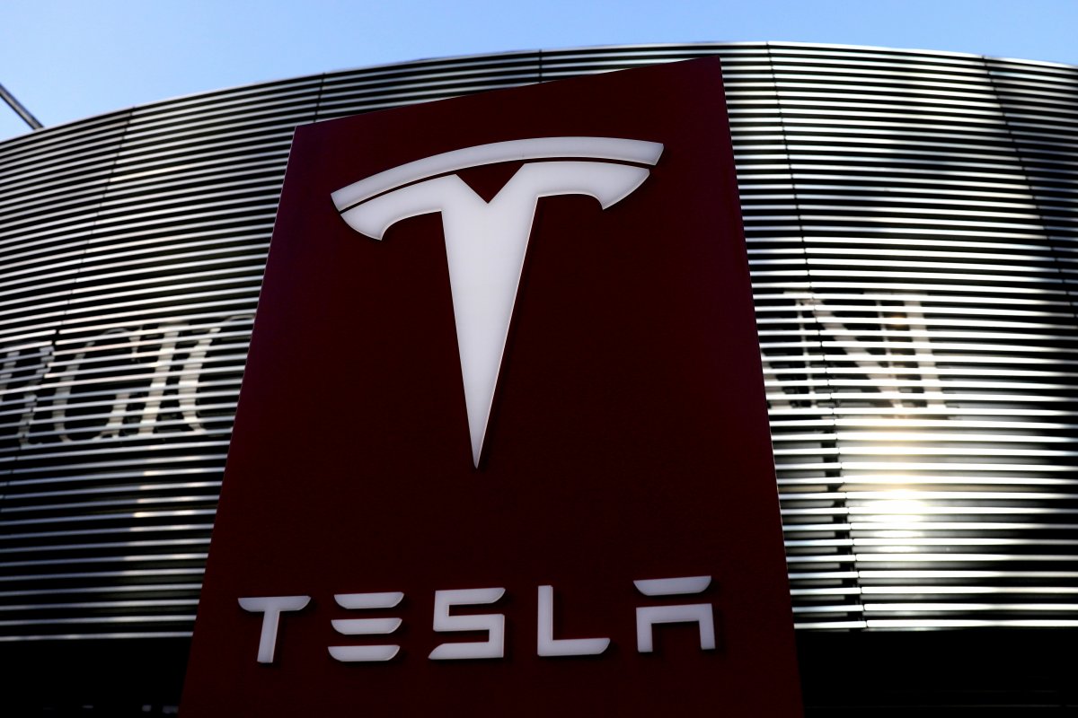 <p>Tesla reanuda su caída mientras los temores de una producción lenta pesan sobre las acciones</p>