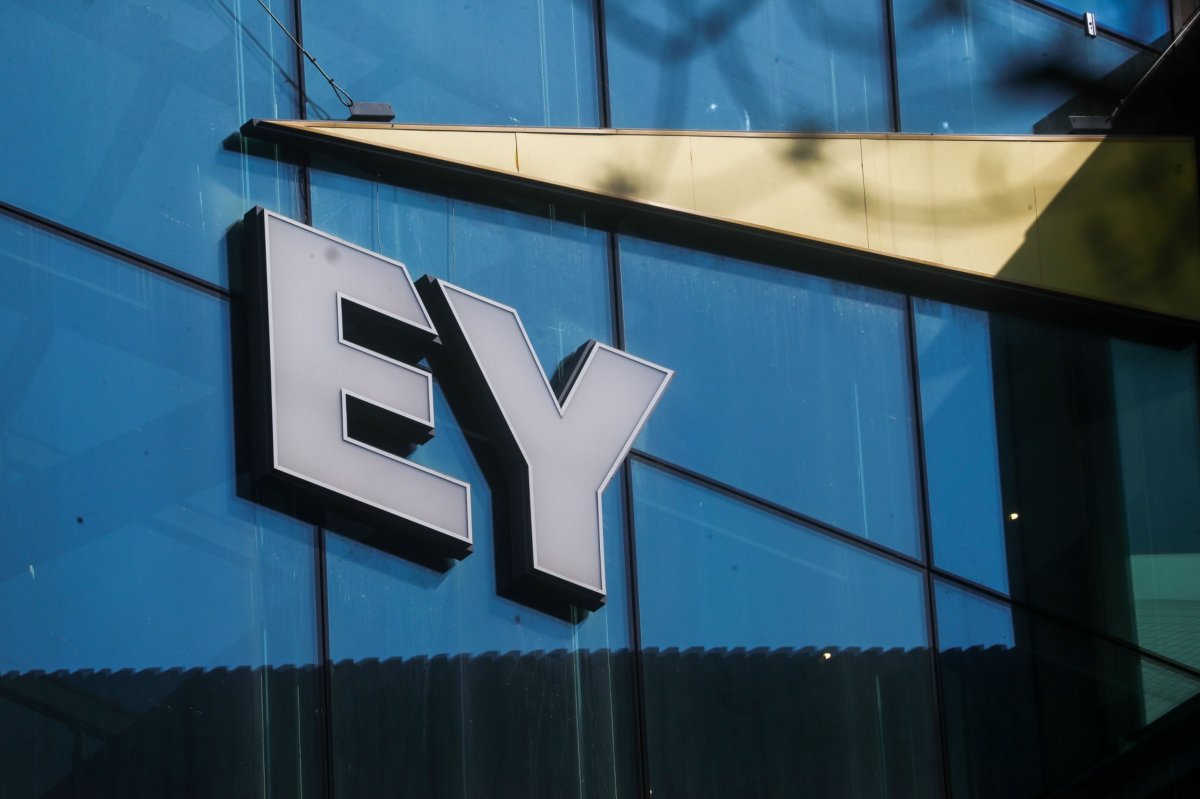 <p>EY planea separación global de su operación de auditoría</p>