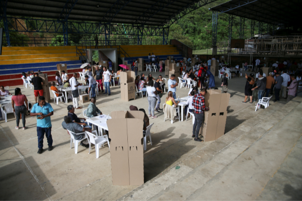 Colombianos van a las urnas para elegir nuevo presidente en medio de polarización