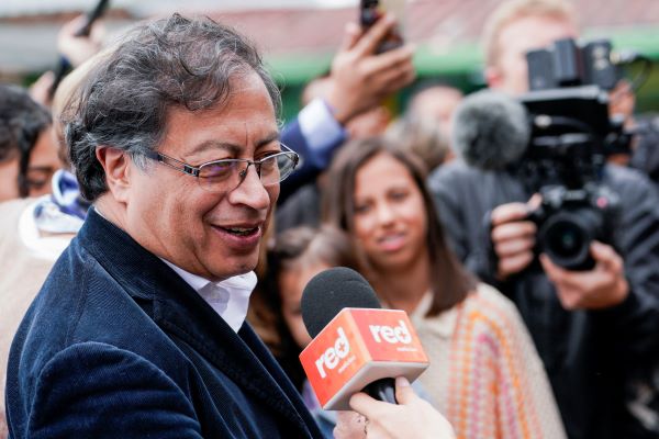 Gustavo Petro, el candidato de izquierda que pasó a segunda vuelta presidencial en Colombia