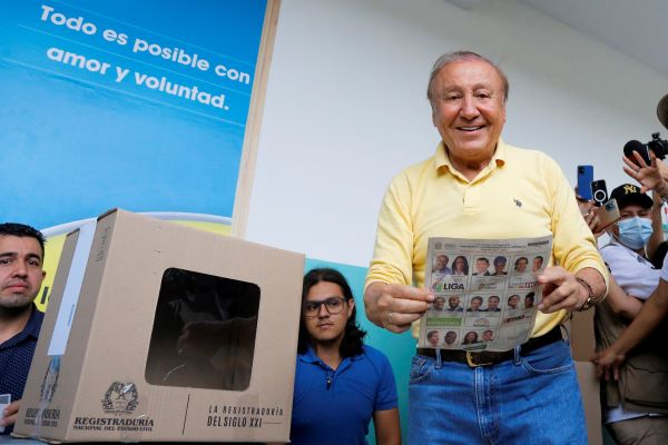 Quién es Rodolfo Hernández, el empresario que dio la sorpresa al pasar a la segunda vuelta presidencial en Colombia