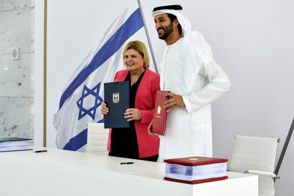 La ministra de Economía e Industria de Israel, Orna Barbivai, y el ministro de Economía de UAE, Abdulla bin Touq Al Marri, durante la firma del acuerdo en Dubai. (Foto: Reuters)