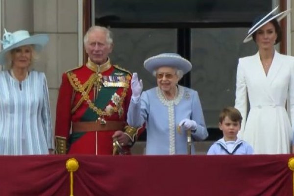 <p>Ahora en DF | La reina Isabel II reaparece ante miles de personas en su Jubileo de Platino</p>