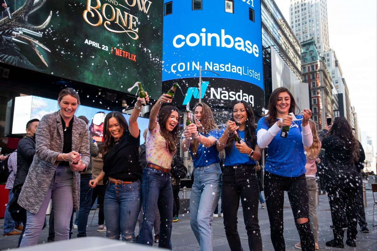 <p>Empleados de Coinbase celebran tras la apertura a bolsa de la compañía en abril de 2021. Foto: Bloomberg</p>