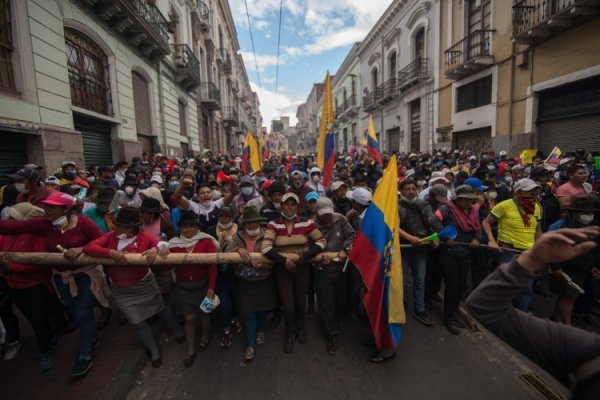 Grupos indígenas en Ecuador bloquean carreteras en protestas por políticas económicas