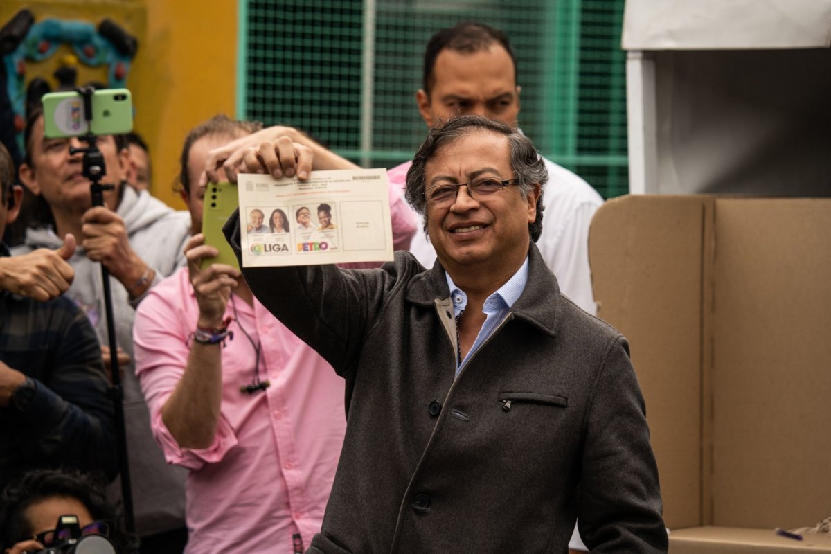 <p>Gustavo Petro será primer presidente de izquierda en Colombia y su rival admite oficialmente la derrota</p>