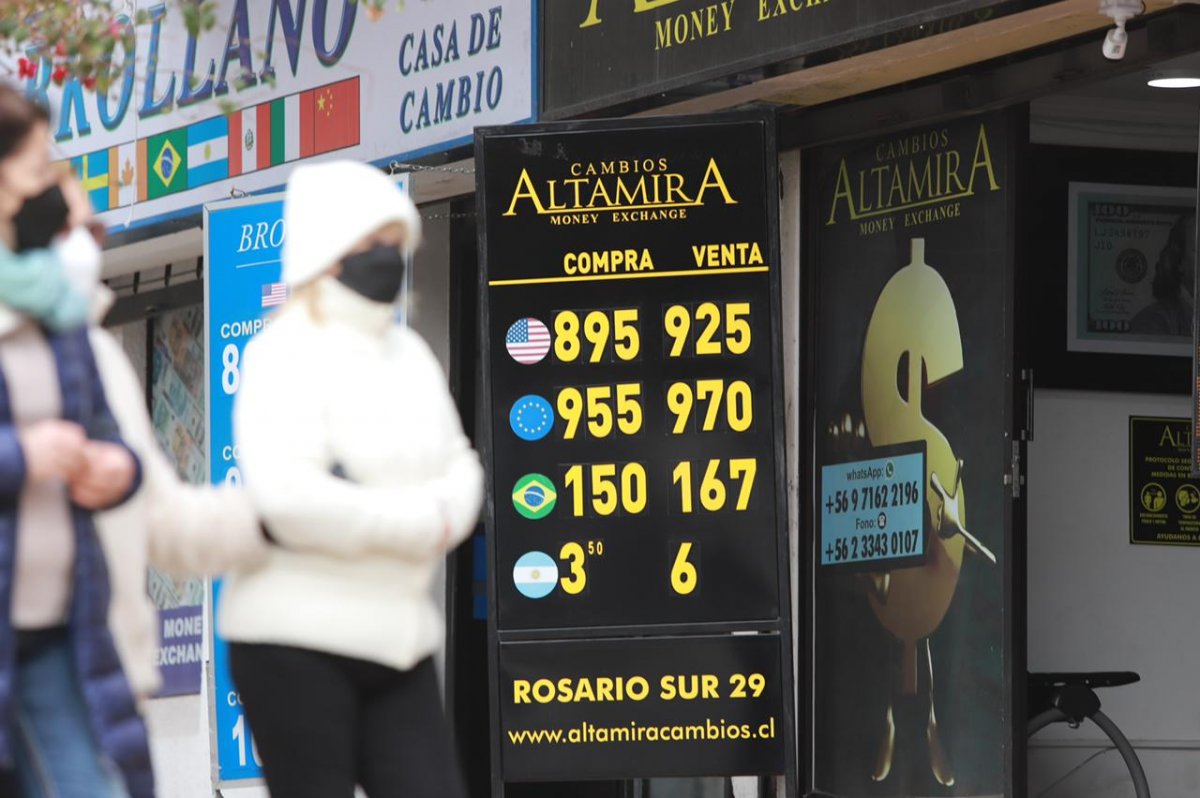 <p>Dólar cierra próximo a los $920 en nuevo récord y anota su mayor alza semanal en 13 años</p>