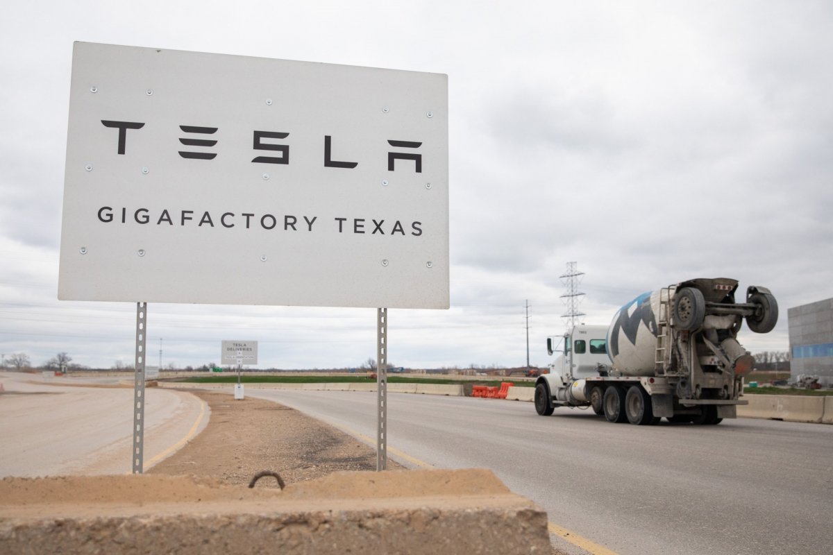 <p>Señalización al exterior de la Gigafábrica de Tesla en Austin, Texas, meses antes de su inauguración en abril. Foto: Bloomberg.</p>