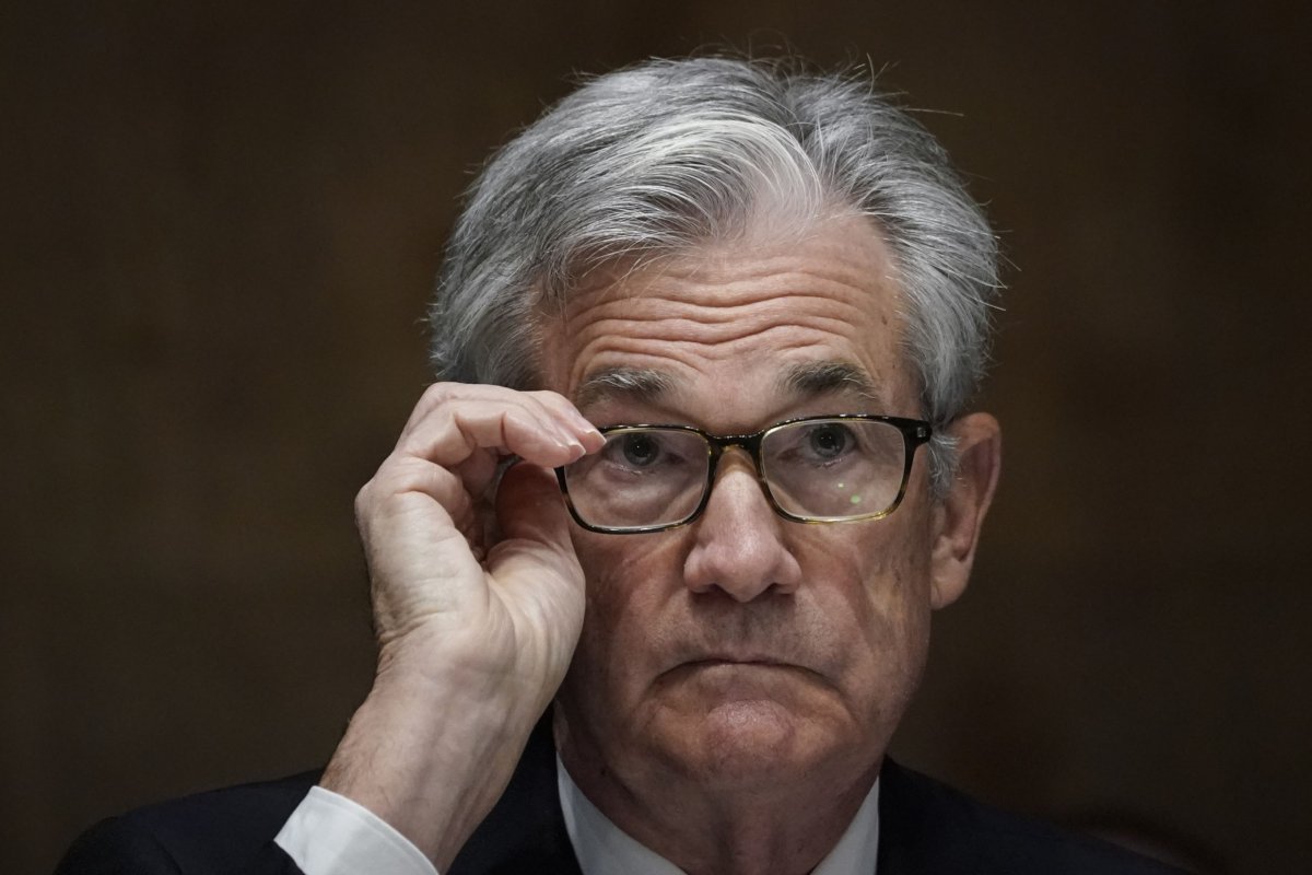 <p>La Fed aún puede evitar que EEUU caiga en recesión, pero se ha vuelto más difícil, admite Powell</p>