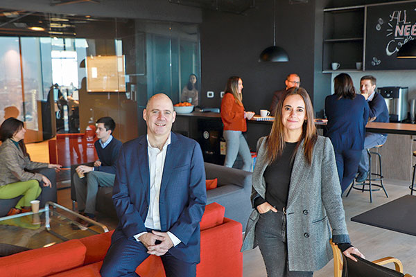 Benjamín Grebe e Isabel Wolleter, socios de Prieto en sus nuevas oficinas. Foto: Julio Castro