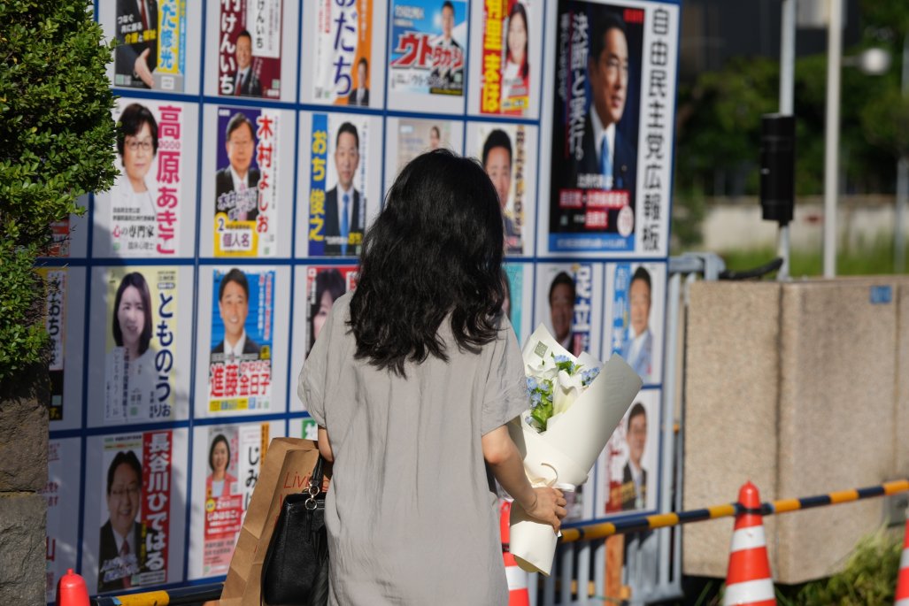 <p>El bloque gobernante de Japón gana fácilmente la votación celebrada días después del asesinato de Abe</p>