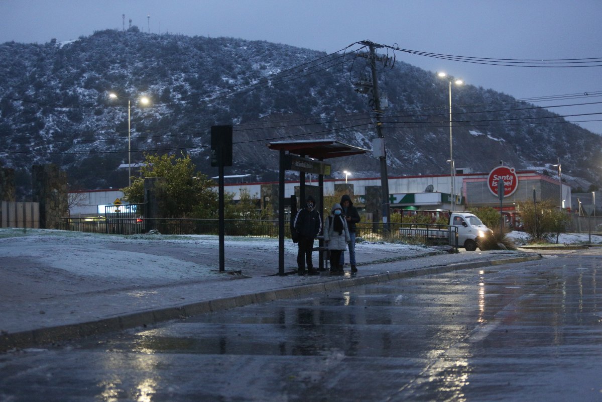 <p>Sistema frontal: Corte de luz afecta a más de 60 mil hogares y cartera de Energía advierte eventuales problemas en zona norte</p>