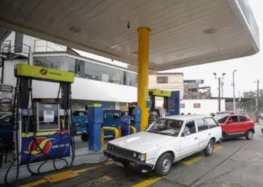 Peruanos acusan desabastecimiento de gas licuado por marejadas