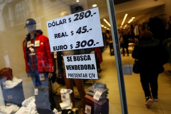 FT: Argentinos recurren al mercado negro de dólares a medida que la crisis empeora