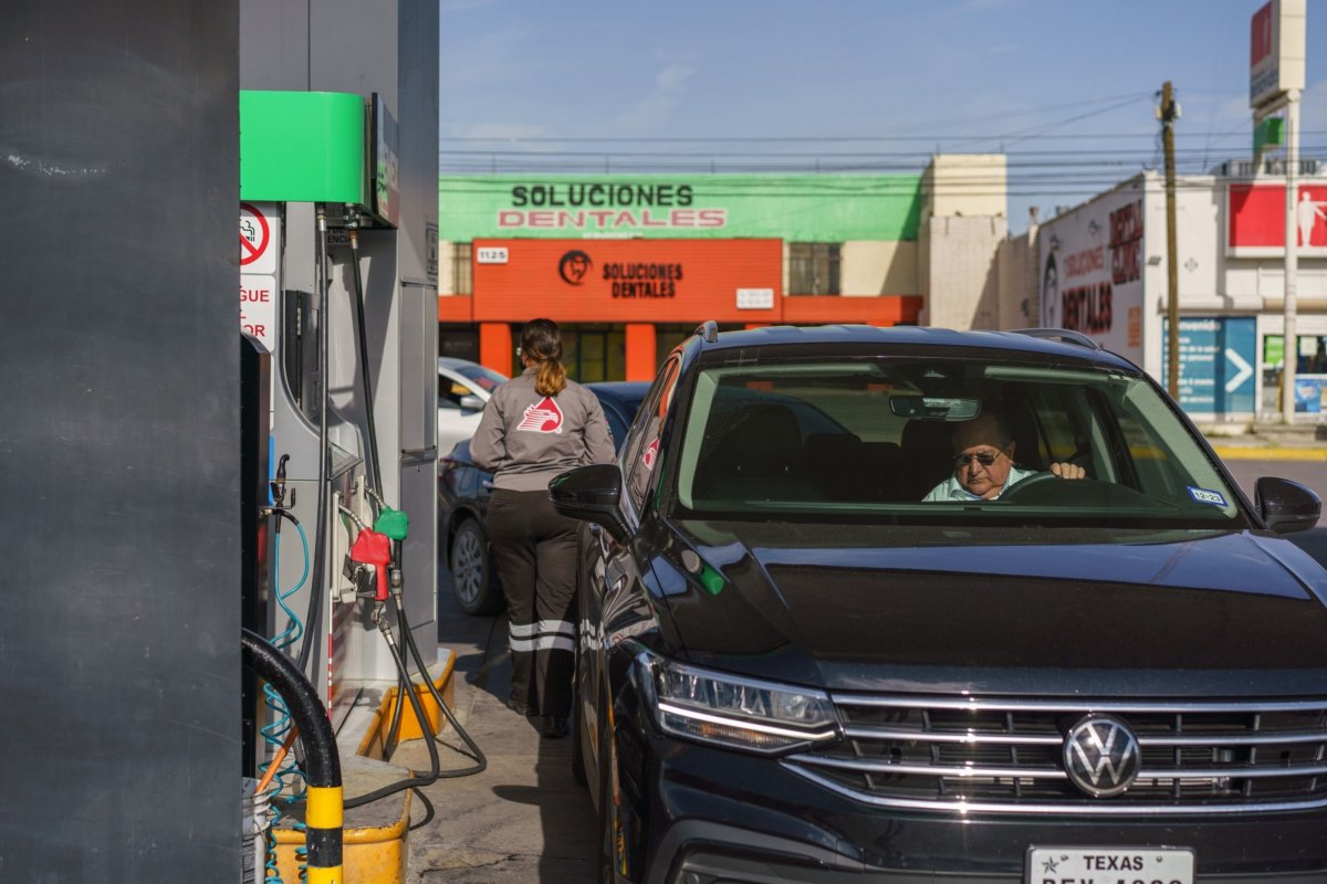 <p>Conductores estadounidenses cruzan la frontera para llenar sus estanques con gasolina barata de México</p>