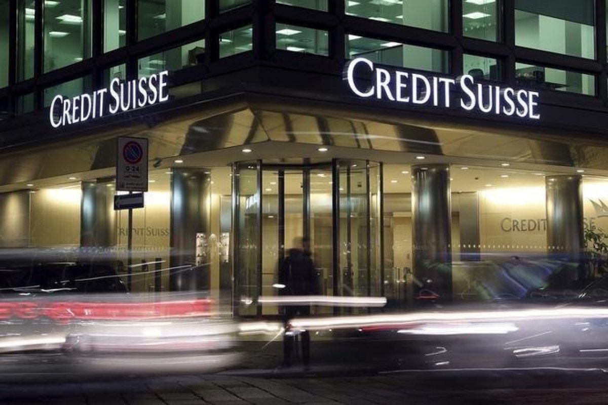 <p>Credit Suisse destina cerca de US$ 300 millones en un mes para retener talento tras fuga de empleados en el sector</p>