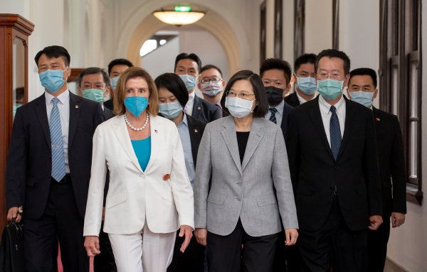 Pelosi se reunió con la presidenta de Taiwán, Tsai Ing-wen, en la oficina presidencial en Taipei. (Foto: Reuters)