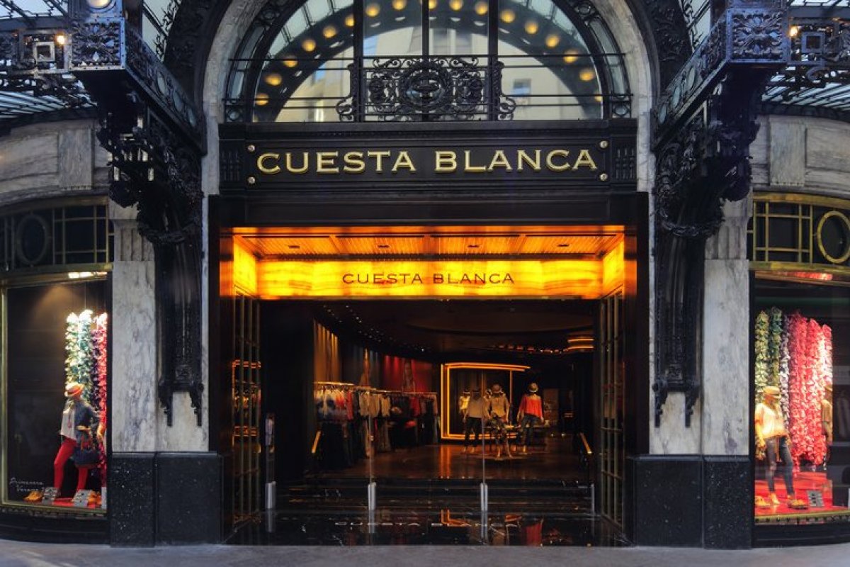 <p>Marca argentina de vestuario Cuesta Blanca se asienta en Chile con su primera tienda en mall capitalino</p>