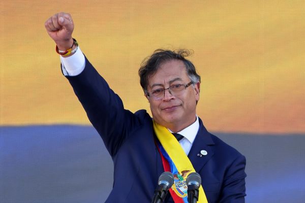 Petro asume presidencia de Colombia y define los ejes de su gestión