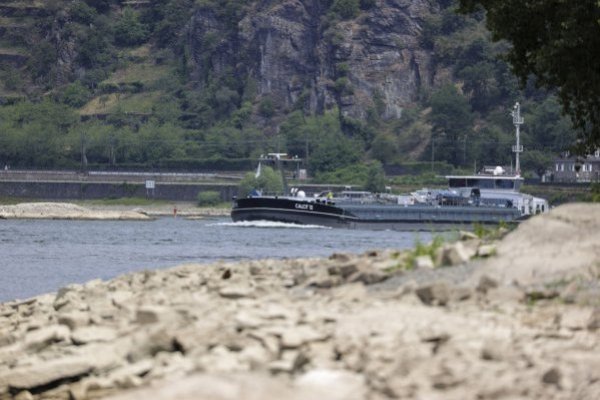 Una embarcación atraviesa el río Rin en Alemania. Foto: Bloomberg