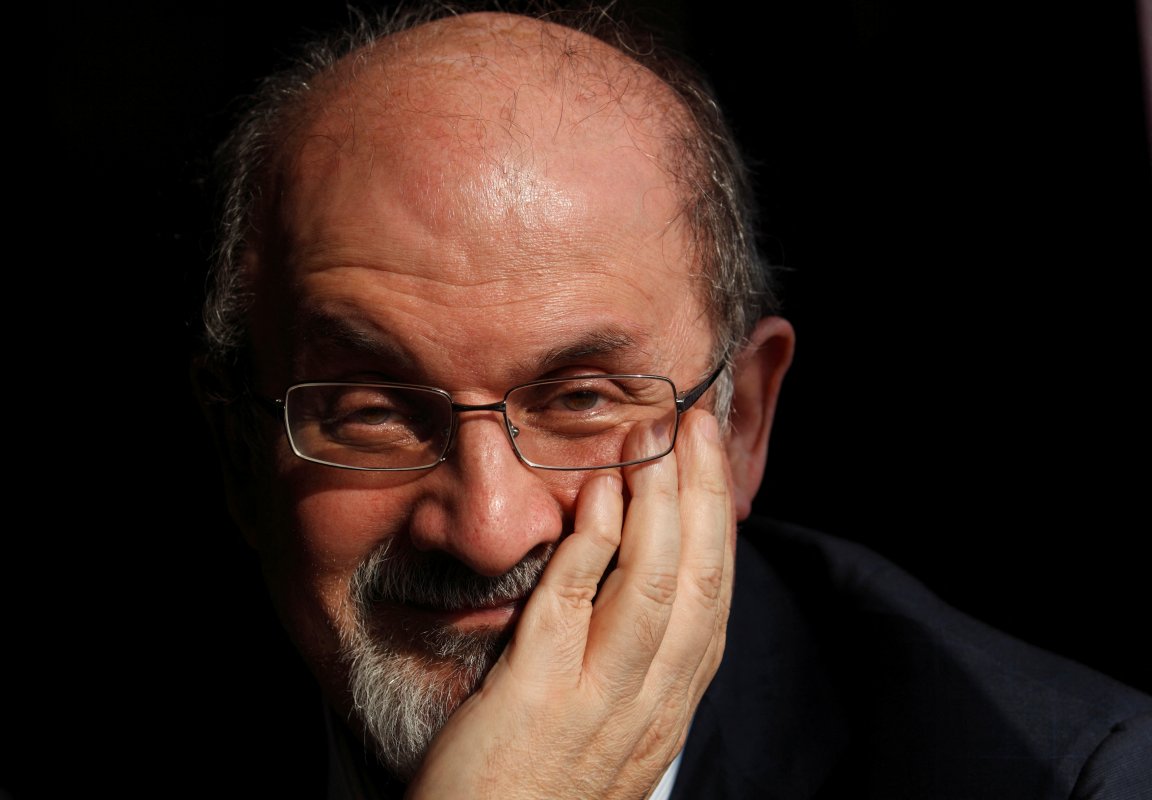 <p>El autor Salman Rushdie lucha por su vida mientras su agresor enfrenta cargos por asesinato</p>