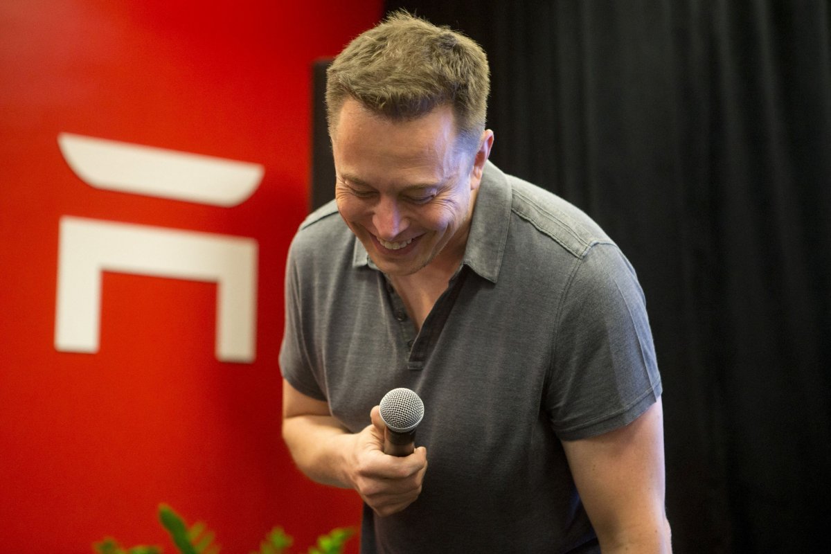 <p>Elon Musk dice que estaba bromeando sobre la compra del Manchester United, cuyas acciones subieron</p>