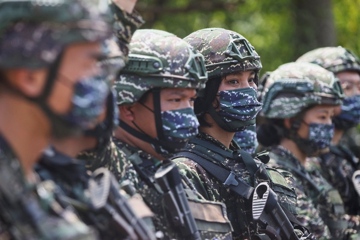 <p>Un grupo de soldados se alinean como parte de ejercicios militares anuales en Taiwán. (Foto: Reuters)</p>