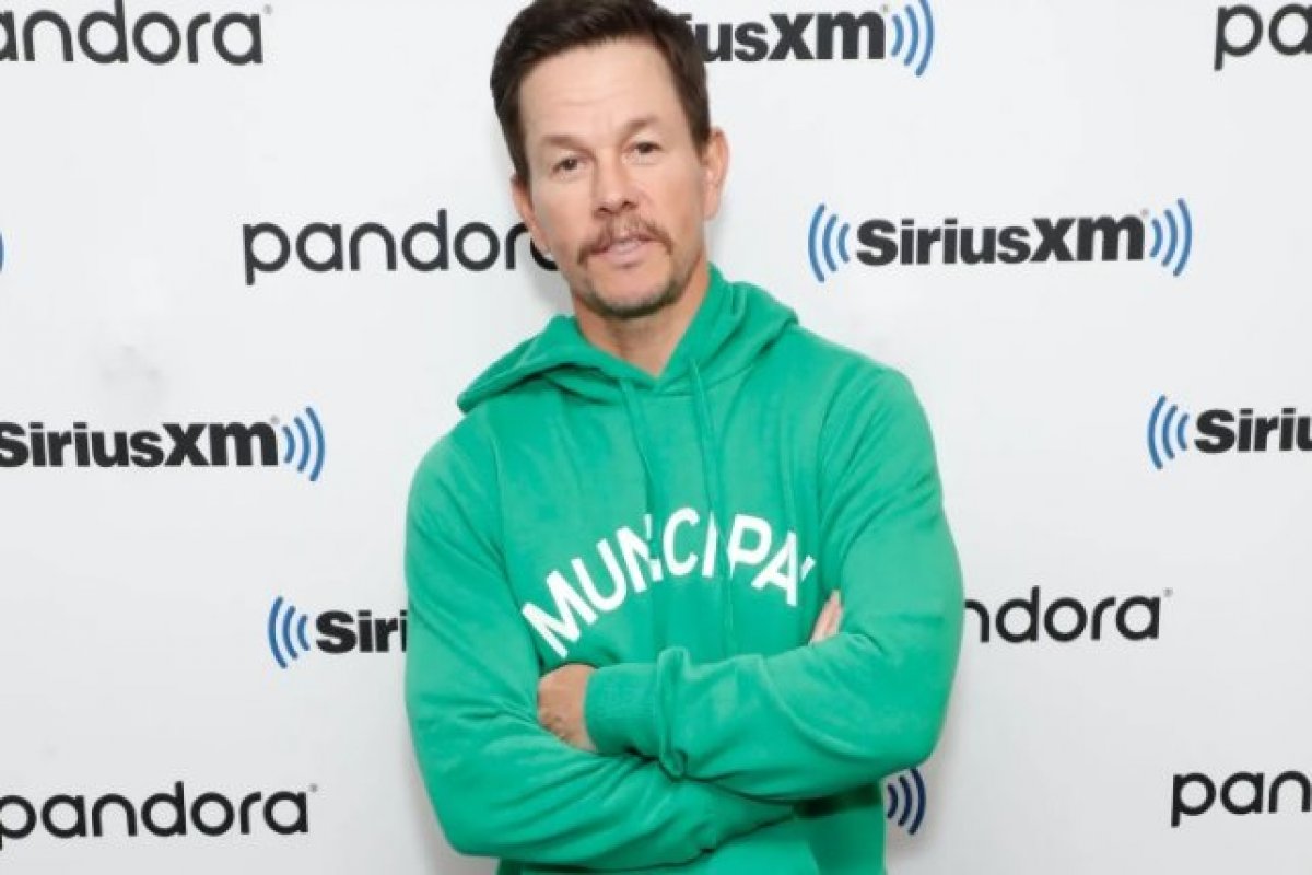 <p>Cadena de gimnasios respaldada por Mark Wahlberg pasa de las abdominales a una crisis crediticia</p>