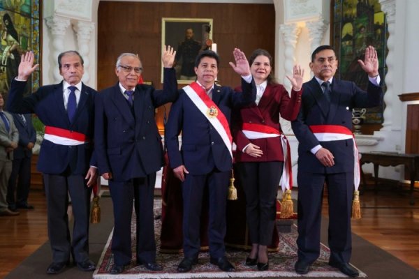 Presidente de Perú rearma otra vez gabinete mientras crecen investigaciones por presunta corrupción