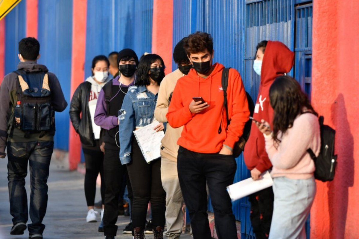 <p>Costo de vida, cambio climático y salud mental entre las principales preocupaciones de millennials y centennials en Chile</p>