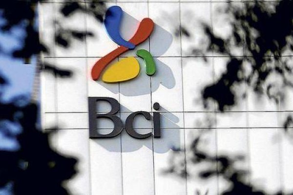 <p>Bci anuncia que aumenta sueldo mínimo a $ 900 mil y entrega bono por hasta $ 3,2 millones a sus trabajadores</p>